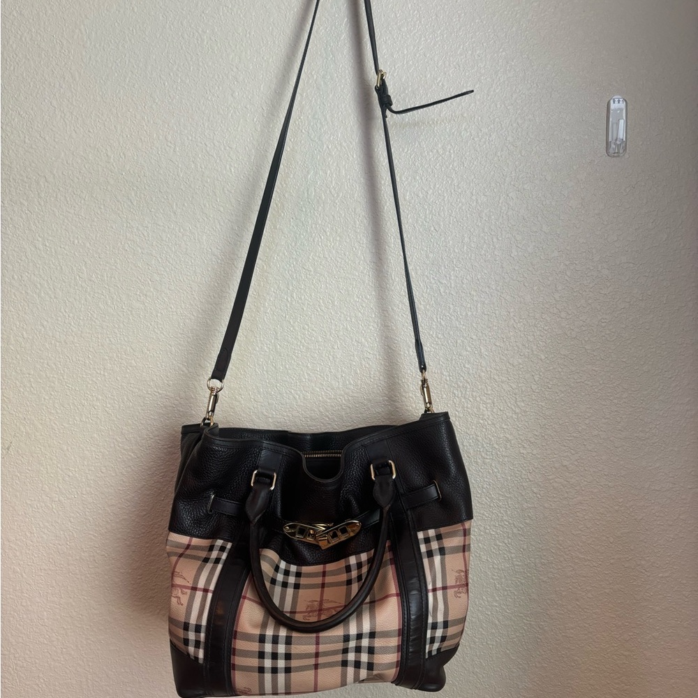 Burberry Haymaker check Tote Bag with Iconic Design OFFERS WELCOME